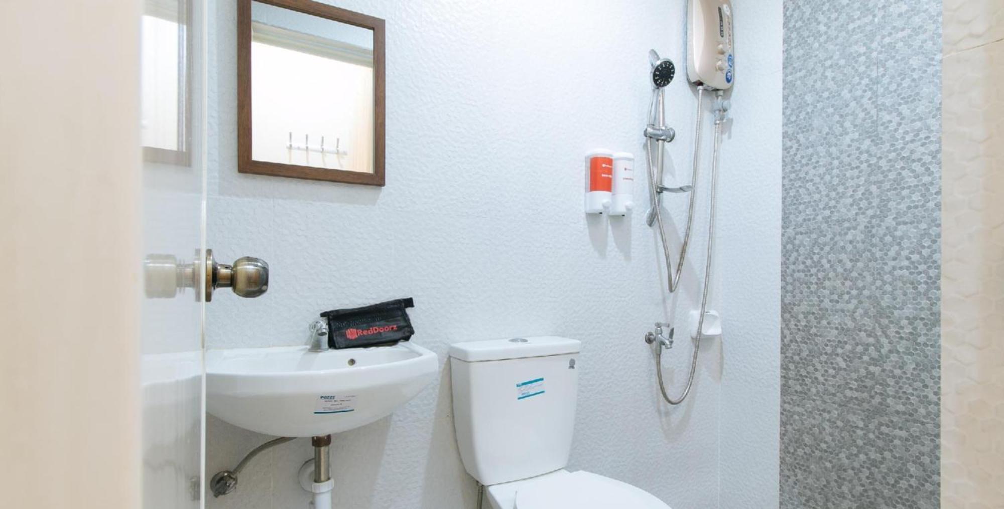 Reddoorz Plus Near Lapasan Plaza كاجايان دي أورو المظهر الخارجي الصورة